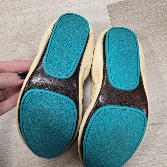 Tieks Patent Biscotti sz 7 cream Ballet Flat - Picture 5 of 8